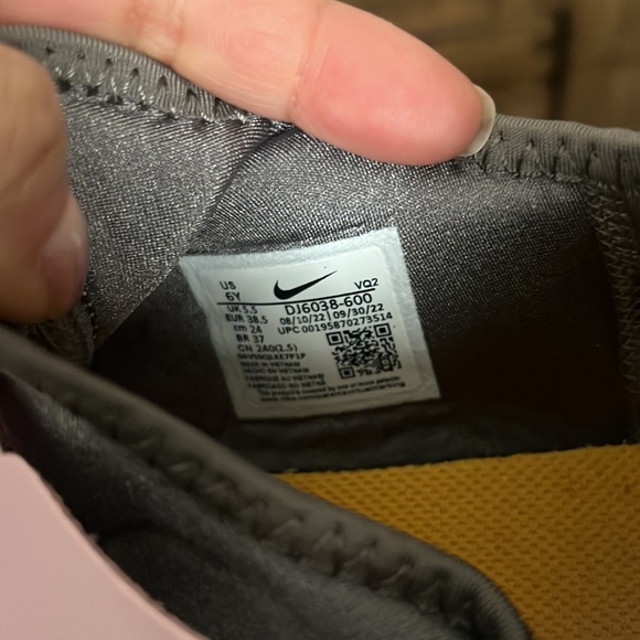 Nike sneakers size 6 - Picture 5 of 6